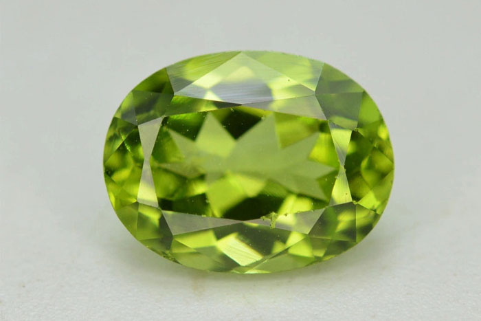 Драгоценный камень: перидот (хризолит)